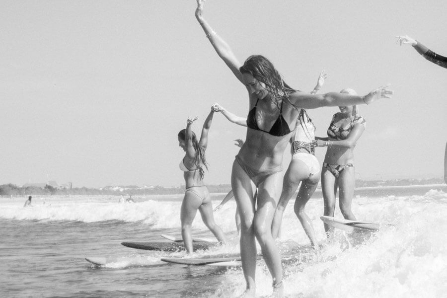 Party wave (surfer: Monyca Eleogram)