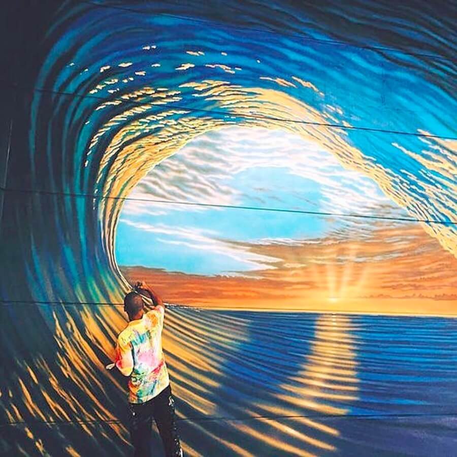 Hilton Alves painting a mural