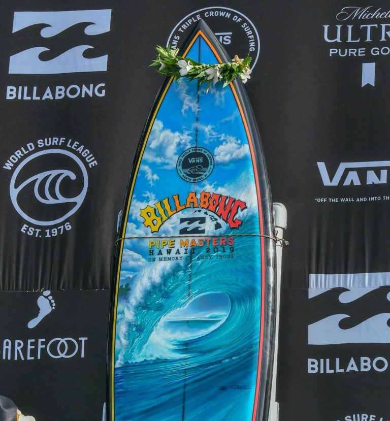 The art of the Pipe Masters Club of the Waves